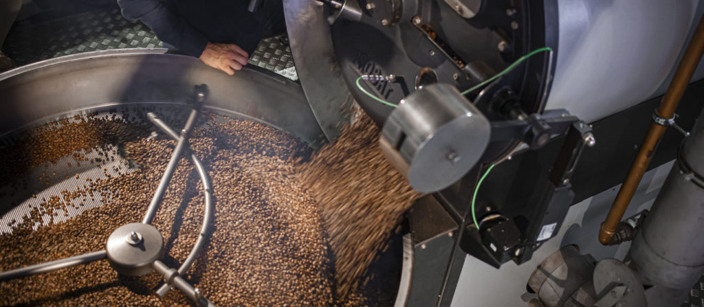 Geröstete Kaffeebohnen fallen in das Abkühlsieb unseres Rösters.